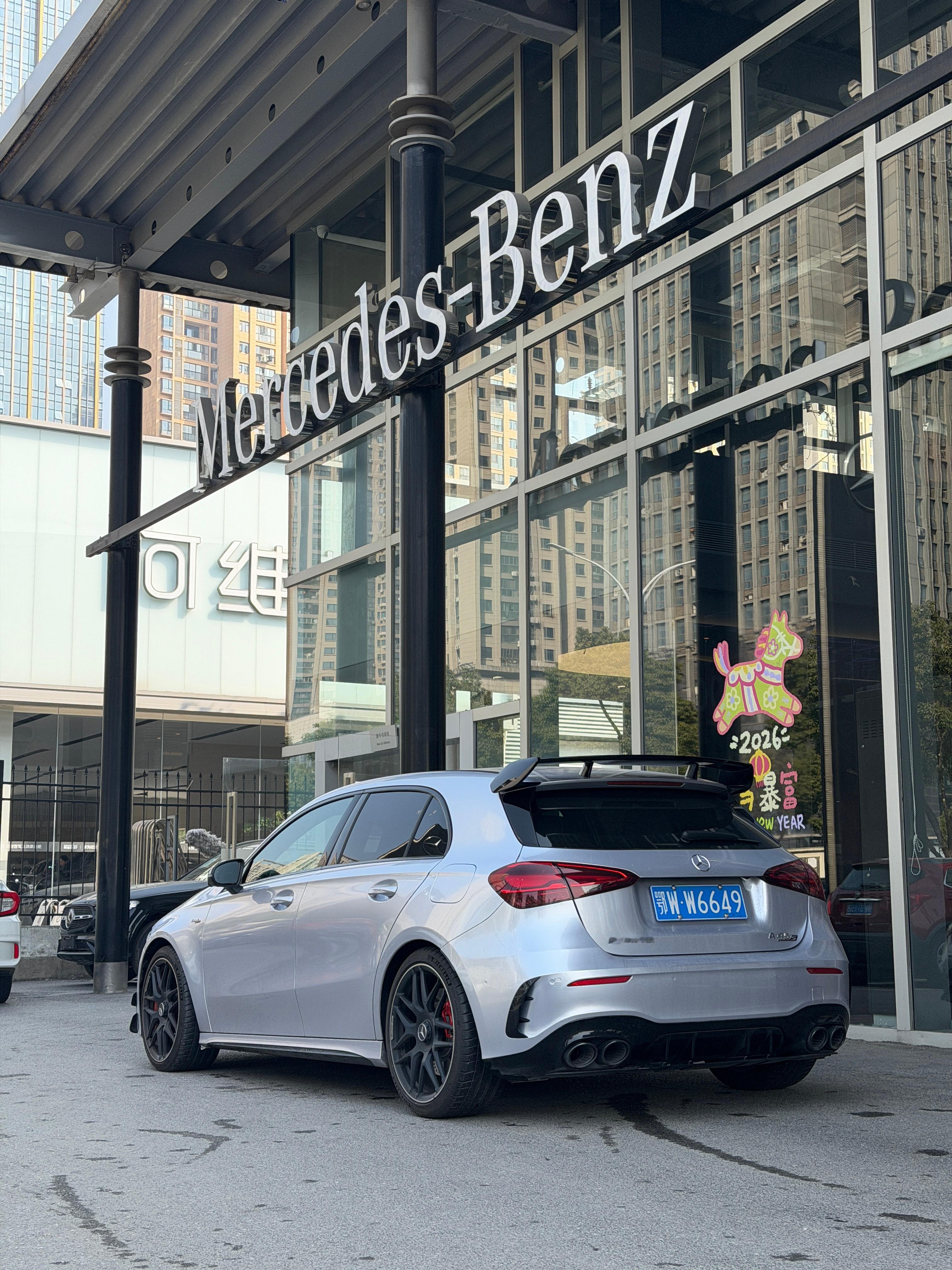 作为一名赛车手，到点了就要把车送去保养欣哲频道amgamg a45s