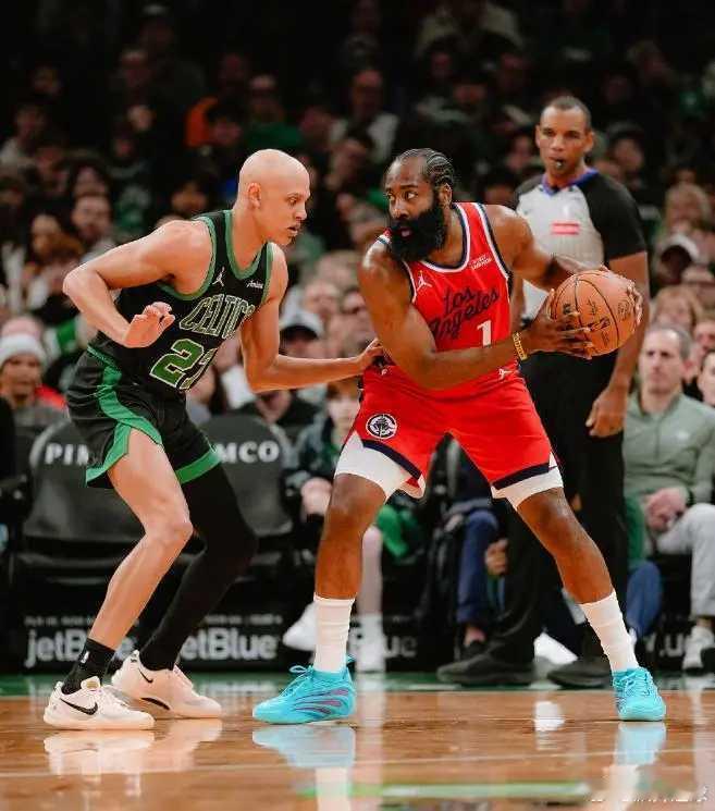 哈登空砍37+7+8+19秒连得9分，普理查德8记三分，绿军险胜快船新赛季的NB