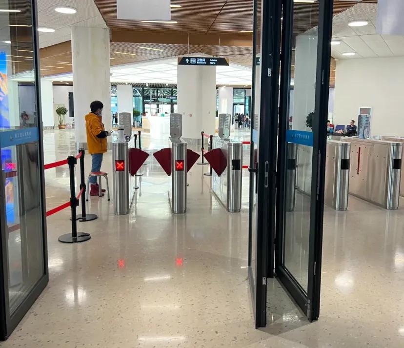 727号，玉龙雪山牦牛坪没人
此时此刻中午，11:11分，牦牛坪景区大巴候车区，