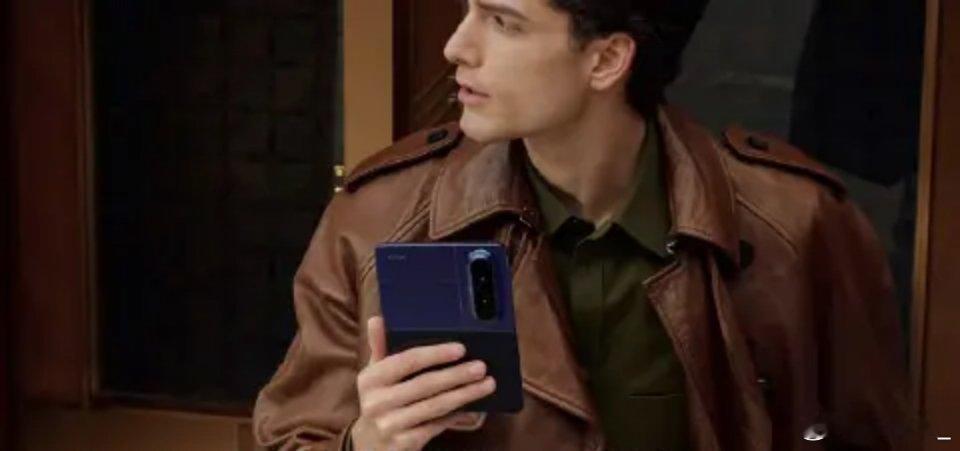 全球首款大阔折正式发布这波升级太惊喜了！彻底告别小折叠的憋屈和大折叠的笨重。展开