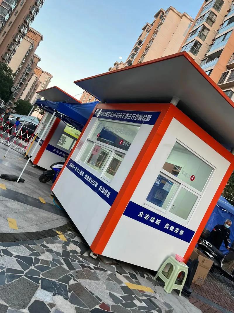 ◆白色铁皮房子

作者: 黄永强

一个个白色铁皮房子
蹲在街角三年
如今它空着