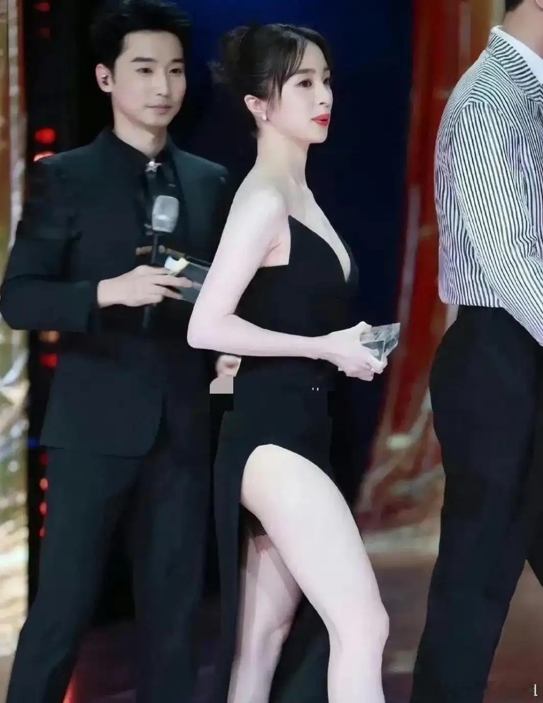 胡冰卿的皮肤比李小冉还白吧！ ​​​