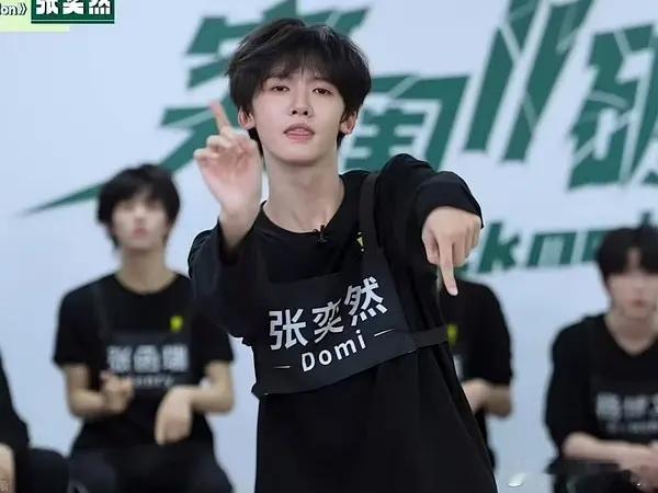 完全是神的孩子在跳舞。。有这个实力和这张脸我不知道张奕然拿什么输 