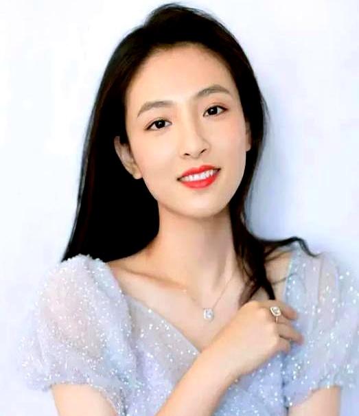 灯光一亮，她被追问，为什么公开婚姻不到一年就散。
她笑着说“败给琐碎”。
轻飘的