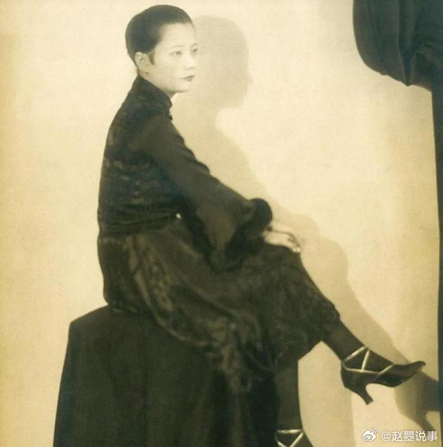 1928年，上海名门世家出身，被称为第一名媛的裘丽琳，趁家人没注意，穿着睡衣，踩