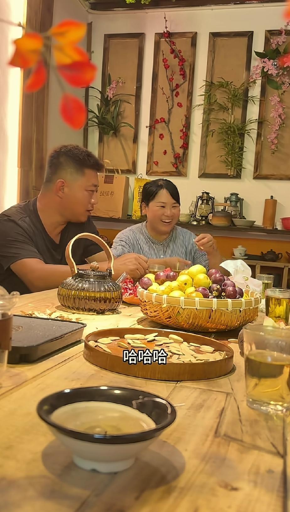 百合小院喜相聚，爱情改变白兄弟
 
贺兄弟与贺嫂带着白兄弟、白嫂，专程来到百合小