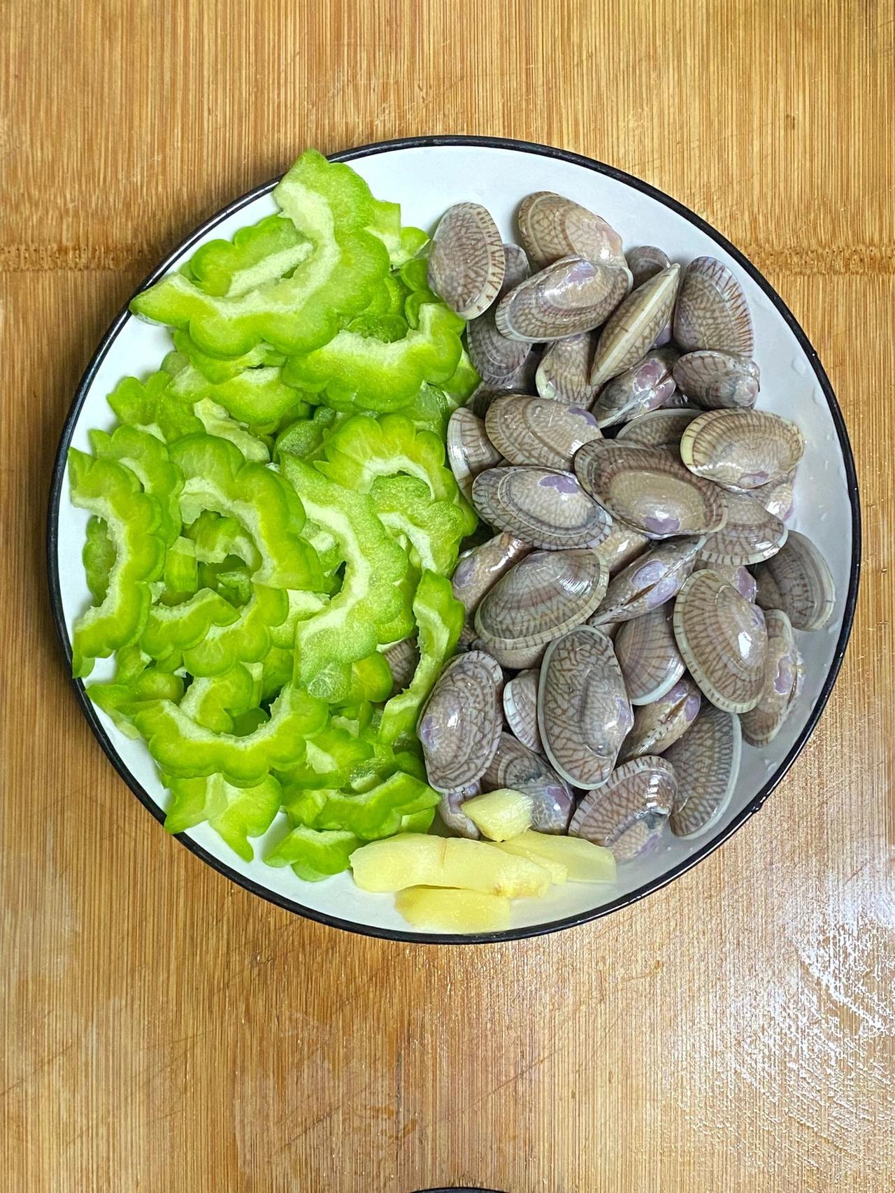 夏天清热败火，懒人超爱的花甲苦瓜汤
广东的夏天，只想喝清爽的汤，这一款花甲苦瓜汤