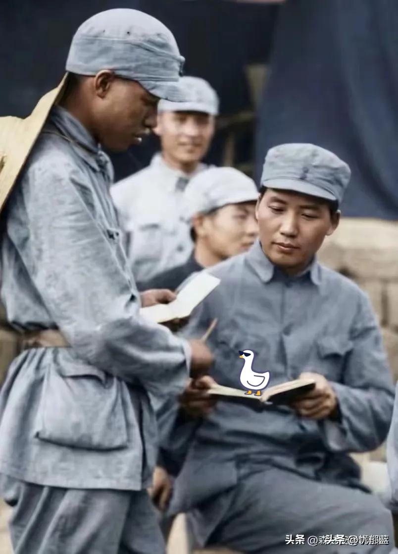 这不是演员，这是毛主席真人！
一身正气，气度非凡，英气逼人，风骨凛然！
真正的伟