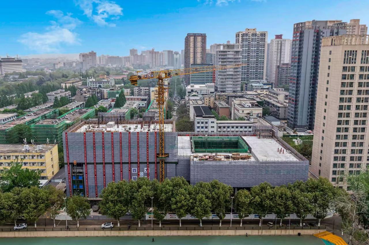 日前，西北工业大学友谊校区学生素质教育中心建设项目主体结构全面封顶，标志着项目建