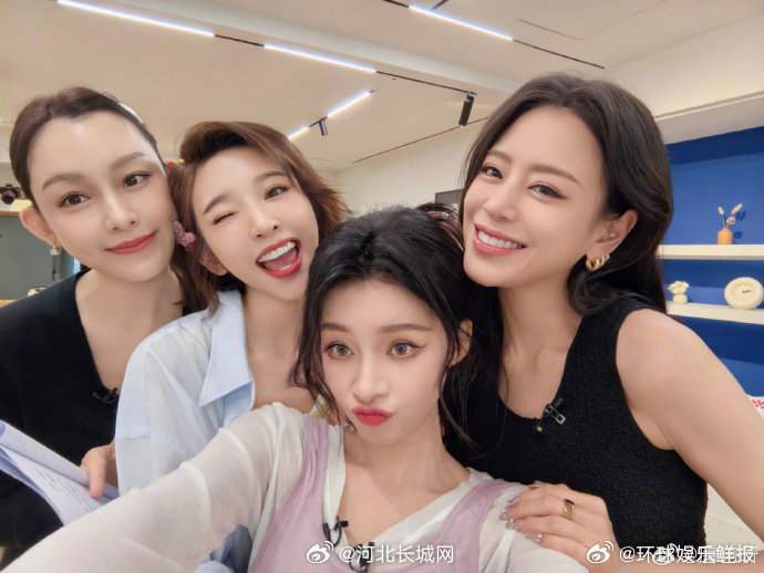唐艺昕团四公队员合照唐艺昕我们是大胆鬼浪姐 女导演 定格美好瞬间，队员默契十足，