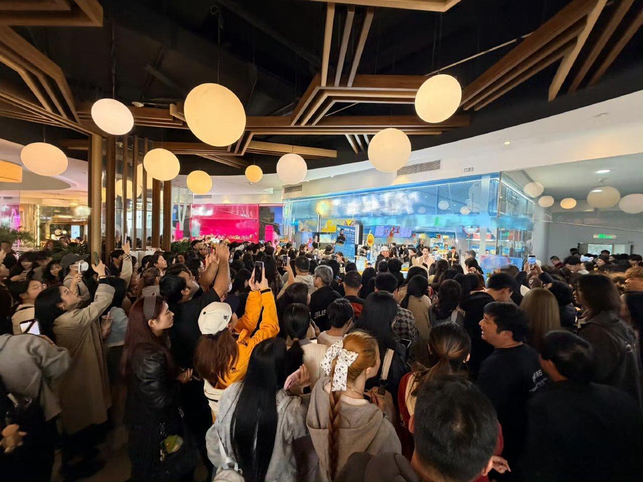 向佐线下活动被路人问“你香港的”，立刻清晰强调“中国香港”，一字之差是底线，爱国