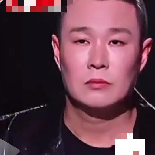 小沈阳这个妆造最大的问题是没有了阳刚之气，眼神迷离，美貌和眼妆都是女性的画法，女