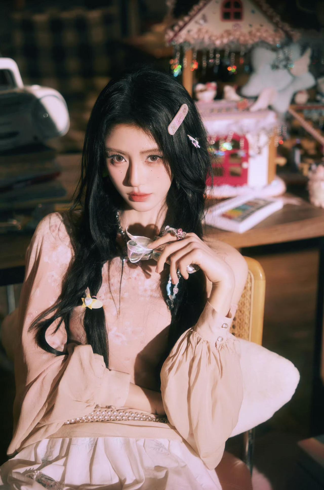 鞠婧祎真的全程开大，美到失语！粉色胶片造型直接封神，柔粉氛围感拉满，又甜又高级，