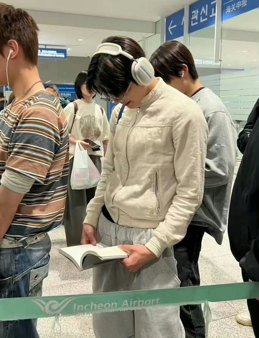 cortis利用机场排队的碎片时间看书