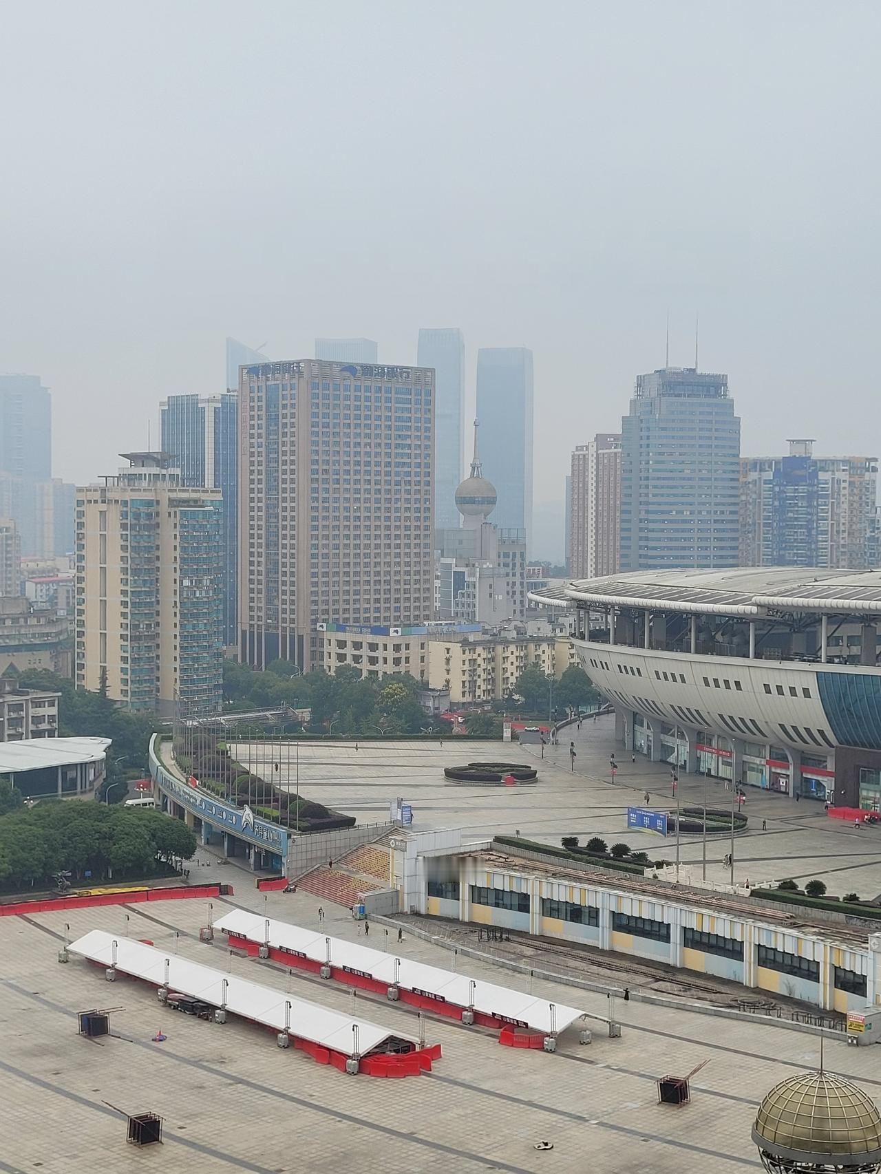长沙脱离南方天气与北京同步了。

今天上海南京宁波武汉都空气质量一级优，而长沙早