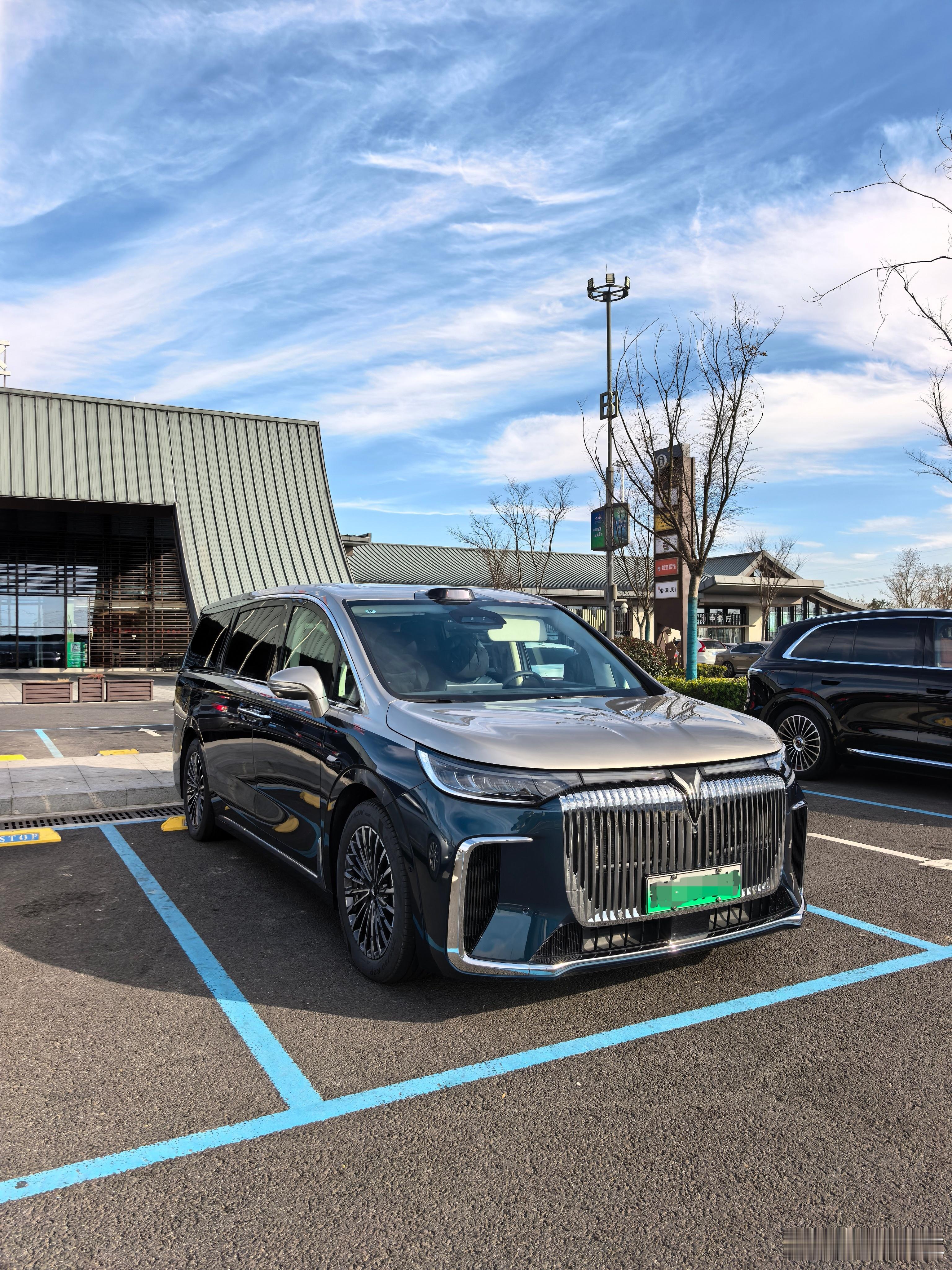 开岚图梦想家到宝应服务区啦，距离目的地还剩300公里，先停下来垫垫肚子，给每个人