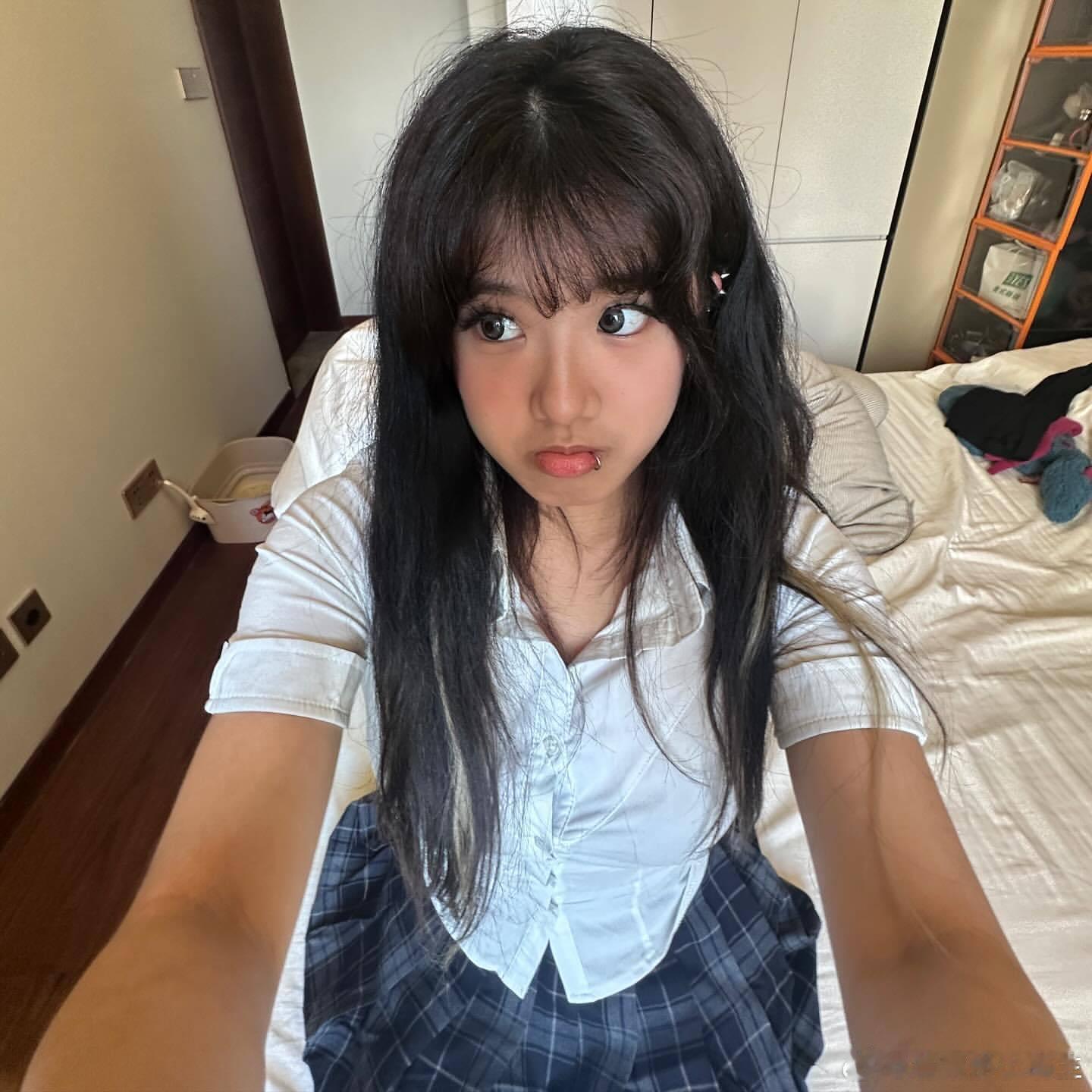 #贾静雯女儿梧桐妹穿JK##梧桐妹穿JK# 贾静雯女儿梧桐妹晒出穿JK的照片，甜