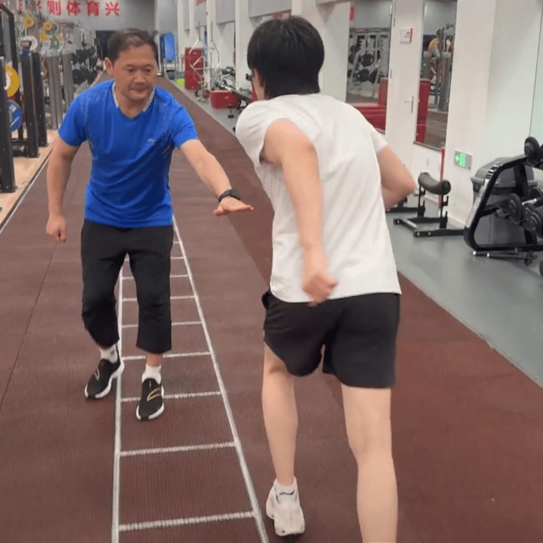 王楚钦蹦得快要起飞了 王楚钦的“蹦得快要起飞了”这一生动描述，主要源于他在赛场内