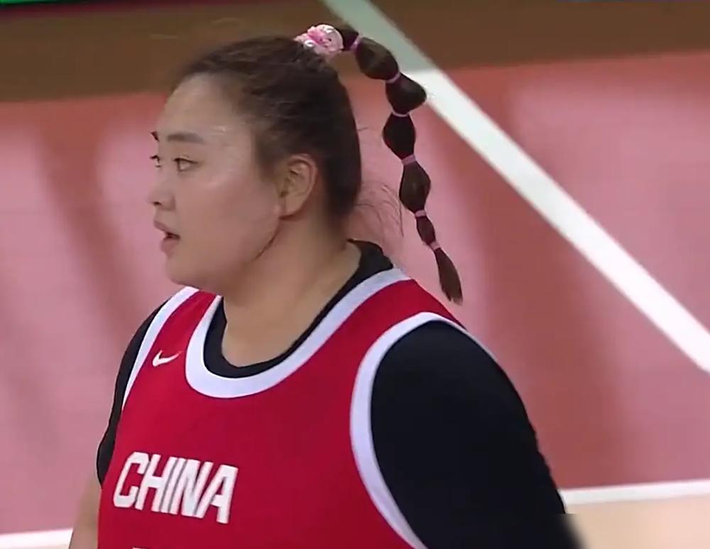 女篮惨败比利时，张子宇拿两双却孤立无援。
上半场11次失误，被比利时轰出18-