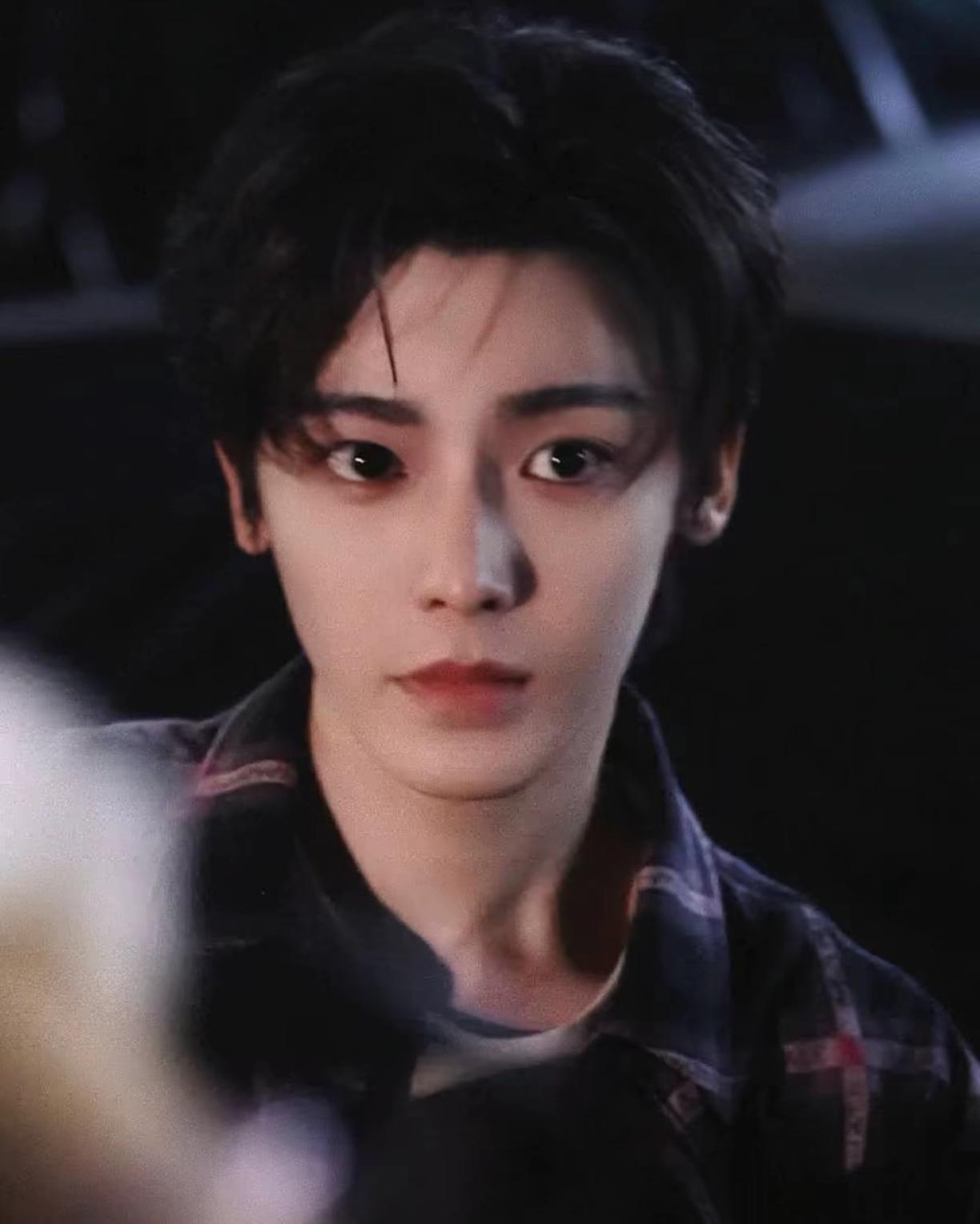 玉茗茶骨:看《玉茗茶骨》，就被扮演男主陆江来的侯明昊的眼睛所吸引，从未见过有哪个