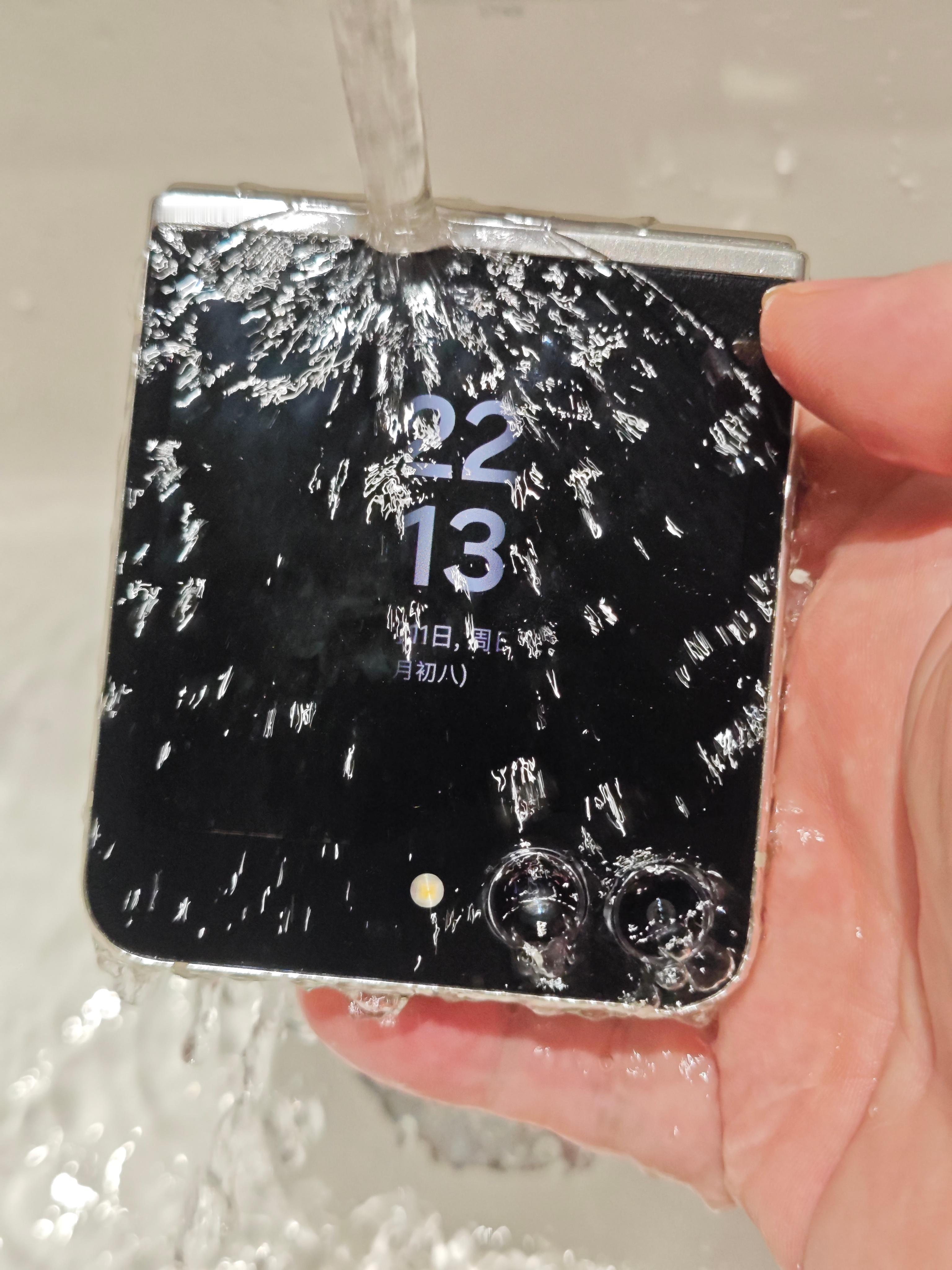 折叠屏做防水，并且要达到IPX8级别确实要比直板机难上不少，主要是柔性屏幕和折叠