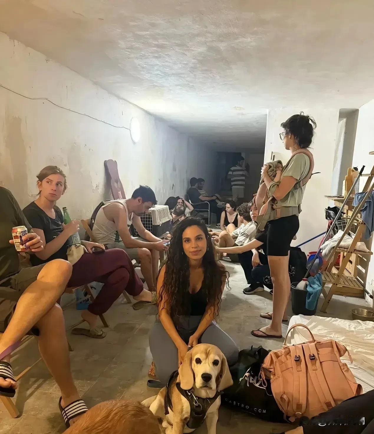 【我们身边的防空洞在哪里呢？】刚刚在网上看到一张照片，照片内容是以色列人正在防空