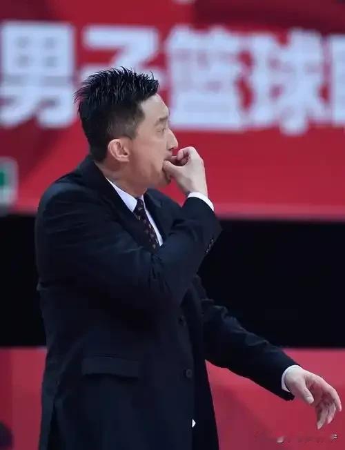 我终于知道广东队的主教练杜锋为什么那么喜欢在赛场上吹口哨了？
作为广东队的主教练