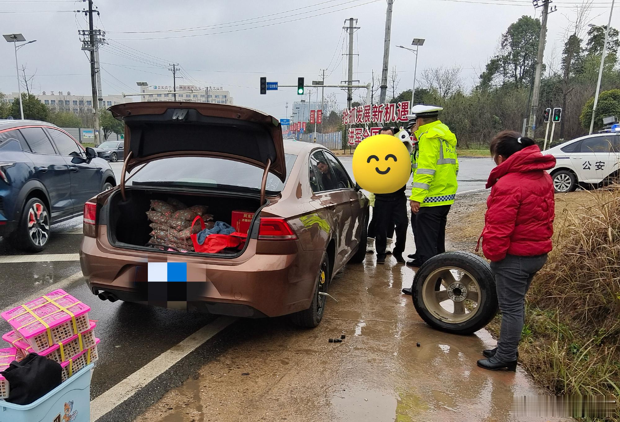 【交警相助换轮胎 浓情春节平安路】2月17日下午，宁乡交警在辖区开展路面巡逻时，