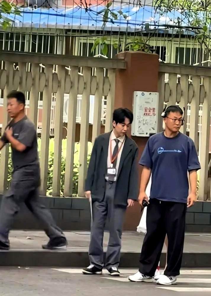 你可以说郭德纲这不好，那不好！但是人家教育孩子是真教育的好！你看郭麒麟！行事低调