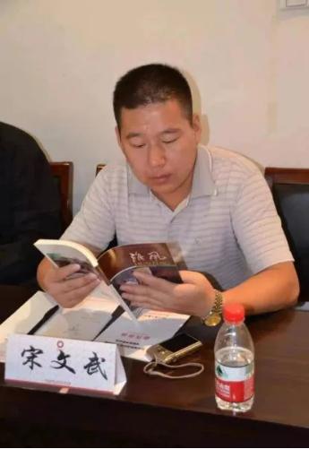 2023年，48岁丈夫突发脑溢血去世。葬礼上，上千人排队悼念。有人好奇：哪位大人