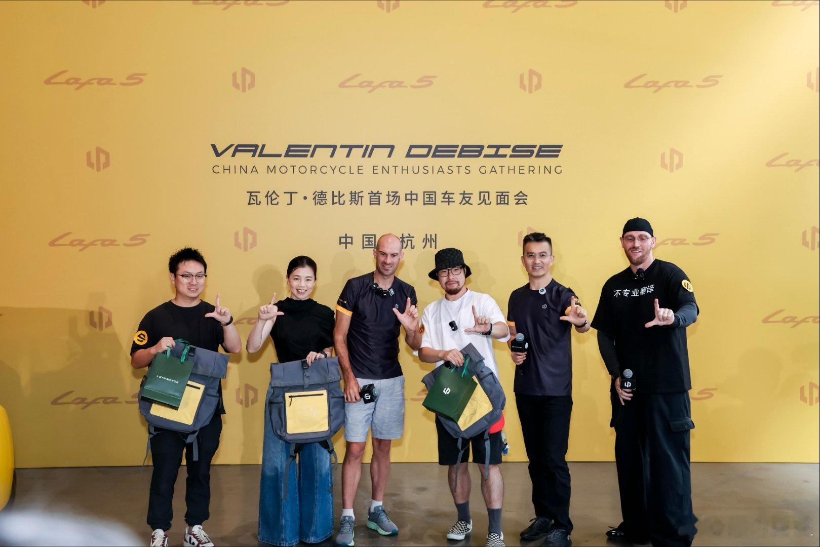 德比斯牙哥终于正式见面杭州车友会不只是一场粉丝见面会，中外三代车手齐聚，让机车传