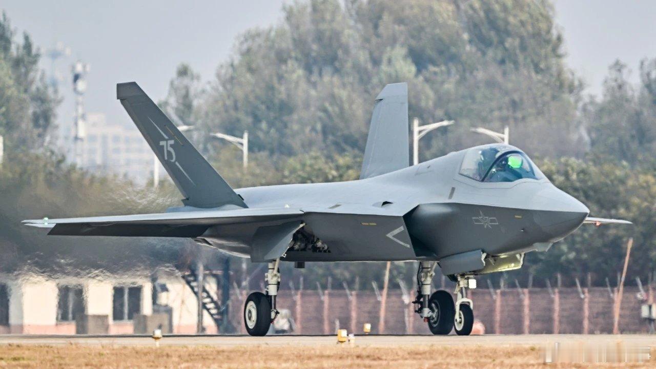 空军组织新闻发布会，官宣歼-35A将在第十五届中国航展与大家见面，至此我国同时拥