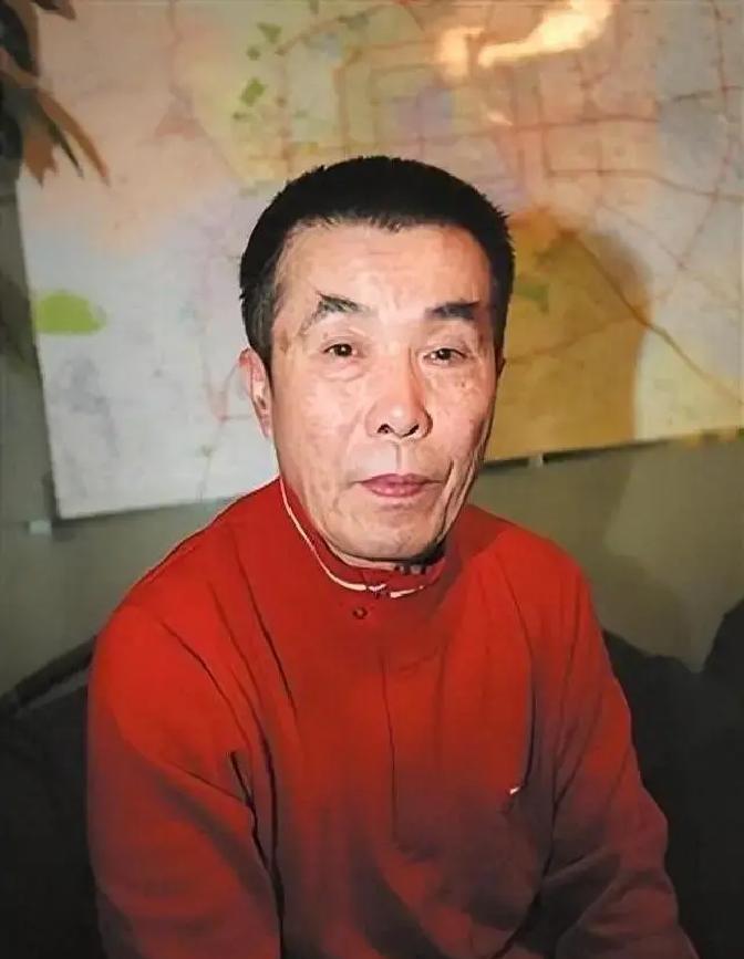 别墅门口，她擦着眼泪说“底层人”。
三秒后，评论区炸了。
那辆没入镜的库里南，那