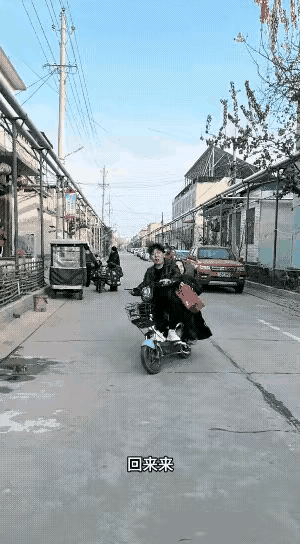 门口的坡度这么大，骑电动车骑的还这么猛，也不知道他这是在炫车技，还是为了故意搞笑