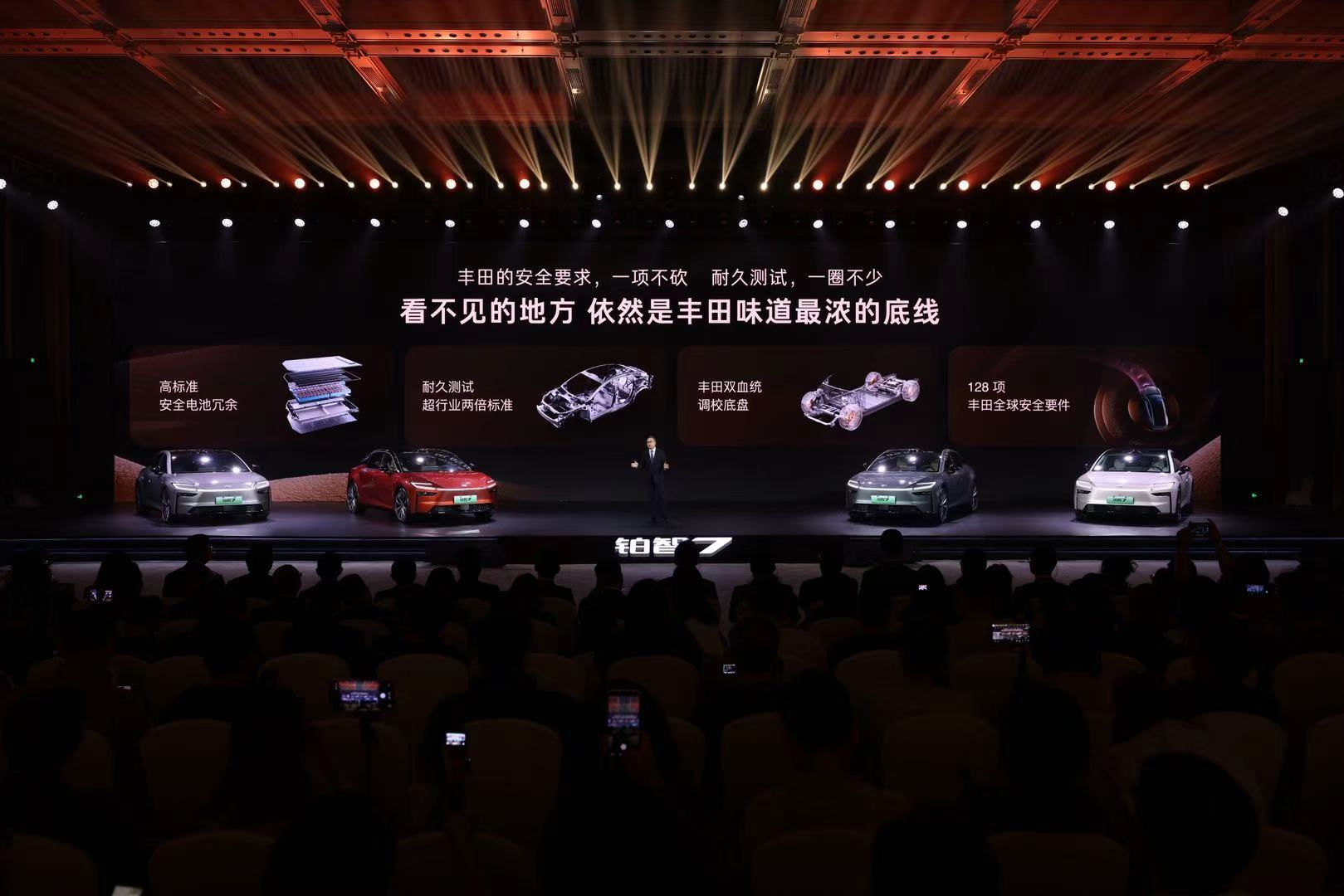 前几年，有朋友买了一辆三十多万的车，这辆车的双腔空悬是出了名的舒服好开，但是他居