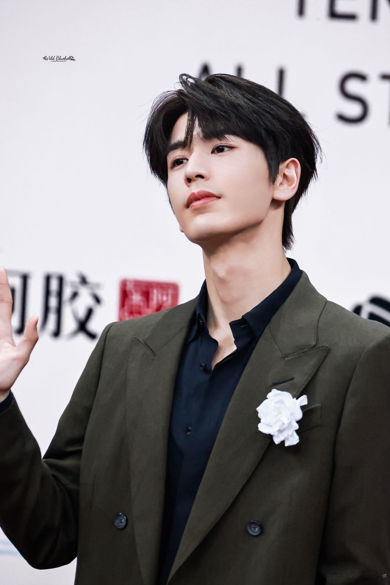 张凌赫进行曲 腾讯太会了  专属张凌赫进行曲也太有排面了吧！旋律一响就狠狠代入，