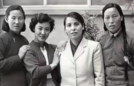 此图是1954年拍摄于北京，是第一届全国人民代表大会期间，郭兰英和来自家乡的姐妹