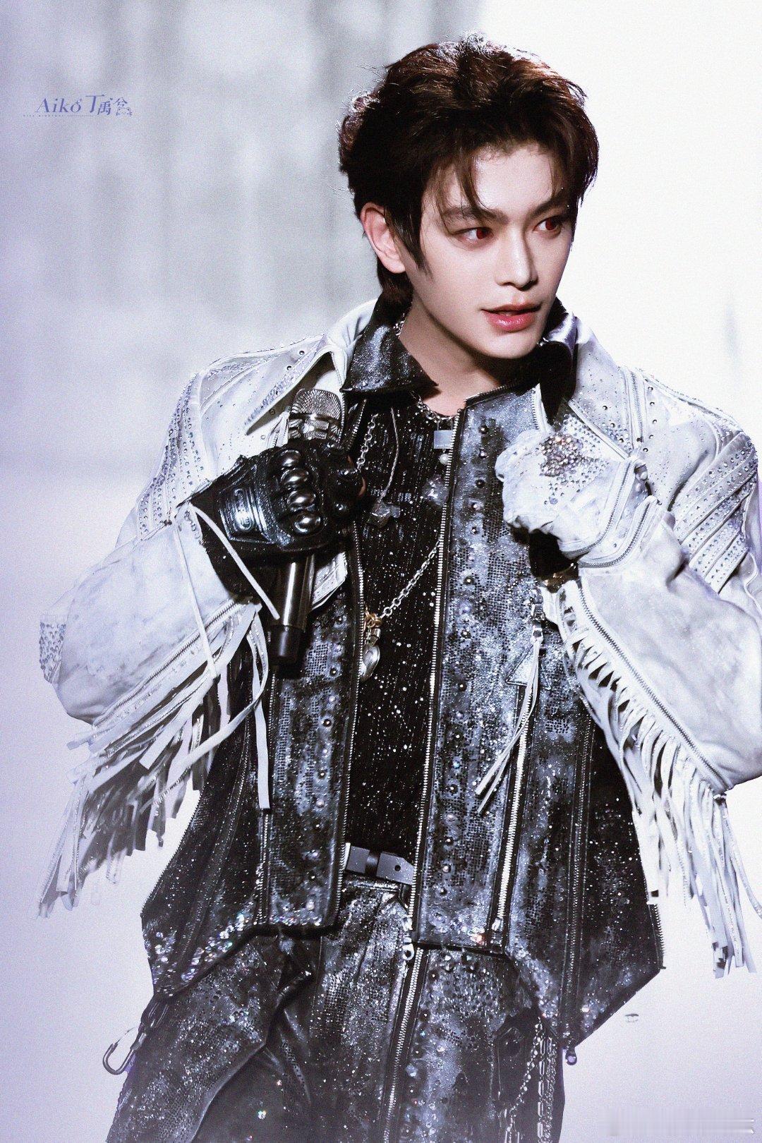 dyx “世界像一个巨大的抓娃娃机 我隔着玻璃 只想要你。”