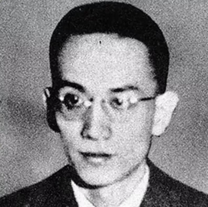1946 年，大汉奸万里浪被判处死刑，执法队长把他绑在刑架上，这一刻，刑场上除了
