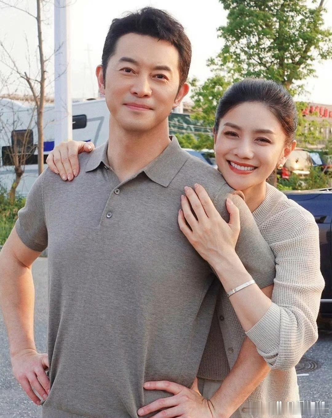 4‍﻿8岁的沙‏‏溢晒出和老婆的合照，‎‏两人甜⁠蜜互动，感情真⁠‍好。‌⁠大儿