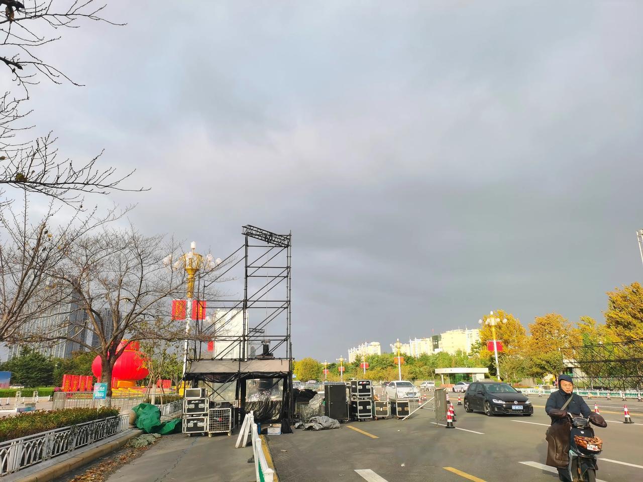 
地标潍坊，市府广场又变化了，10月19日，星期六，天气多云🌤5℃～10℃
经