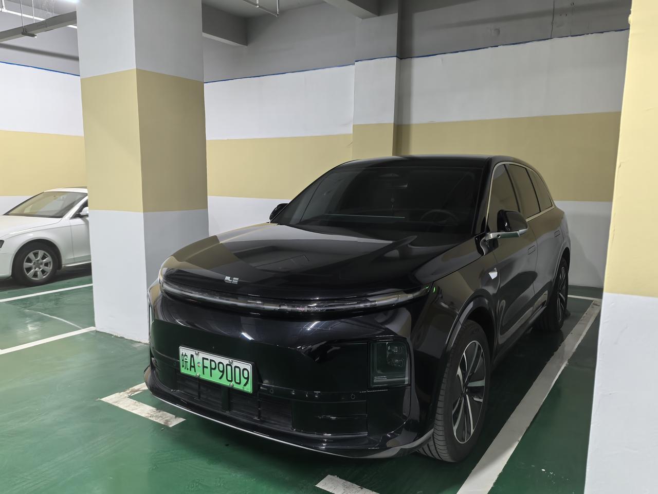 晒一晒我的小6子，黑色车漆感觉已经多了很多小划痕[流泪]【来自懂车帝车友圈】