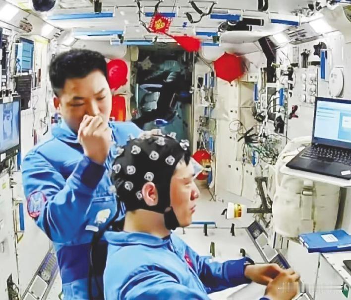 一顶黑色脑电帽，比心电信号还弱千倍，它上了天。
神舟十七号航天员在空间站戴着它做