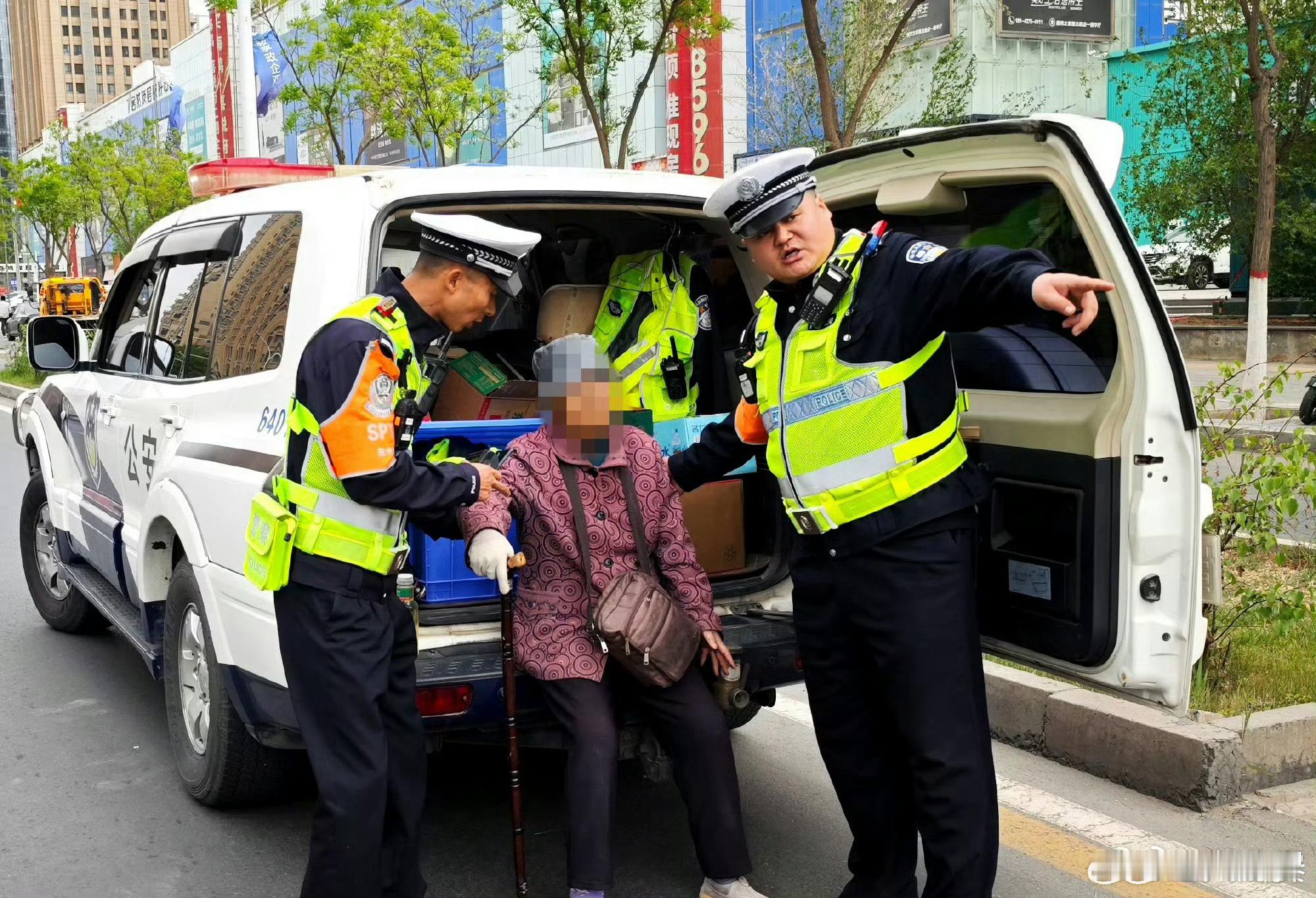 兰州公安交管雁滩大队暖心护老 【一杯水，稳住的是人心】  近日，一位老人误入雁北