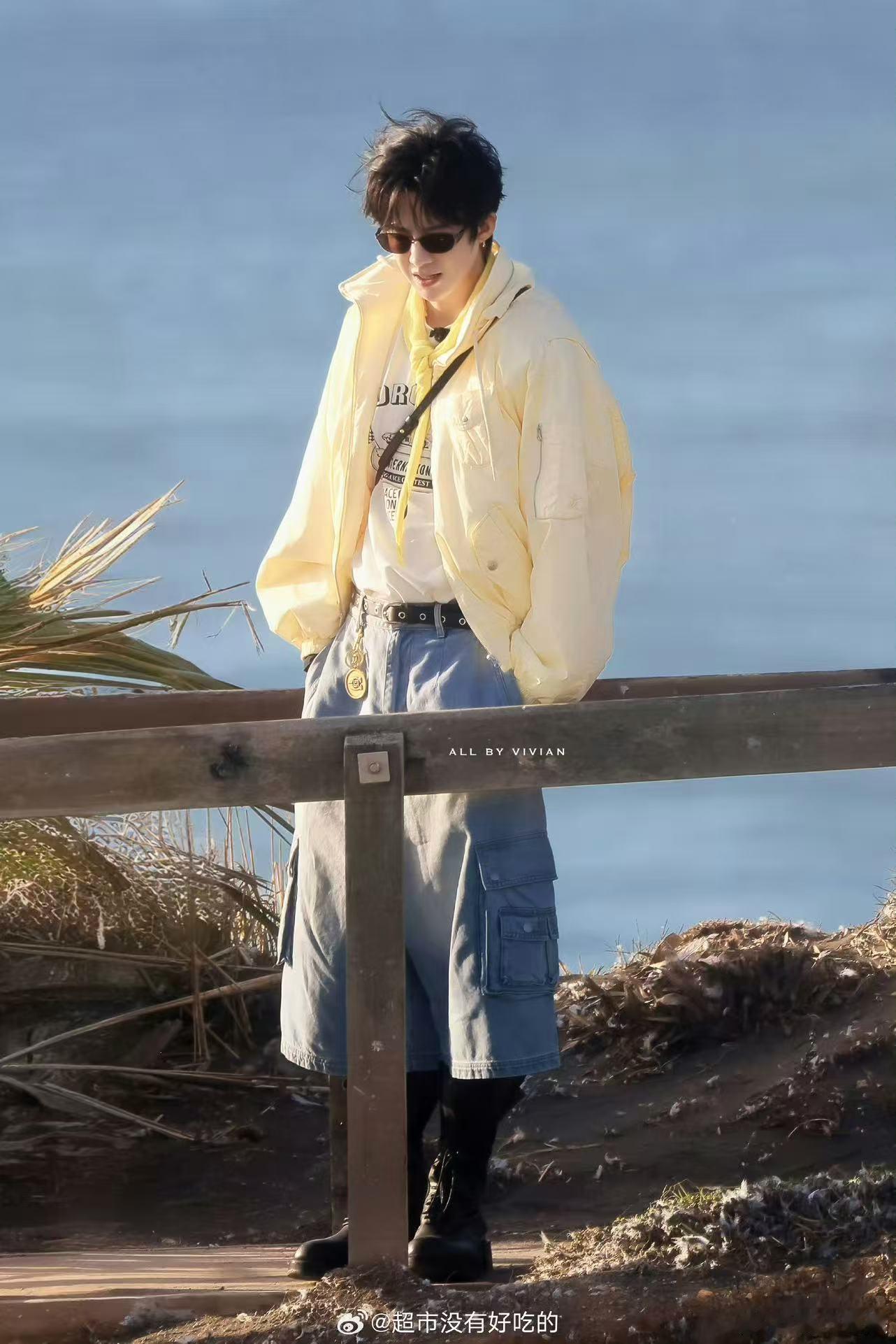 刘宇宁奶黄外套刘宇宁奶黄包look刘宇宁奶黄包look，好看，