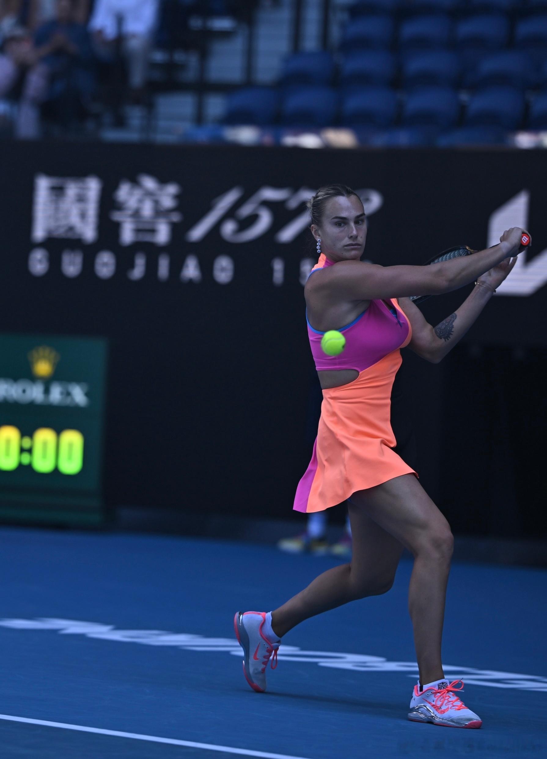 萨巴伦卡！7-6/7-6波塔波娃，涉险过关啊，也太悬了（第二盘面临3个连续盘点）