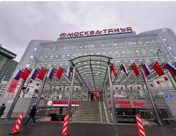 真没想到，俄罗斯人买车比咱们还讲究排面，认准冰箱彩电大沙发就不撒手。
别以为战斗