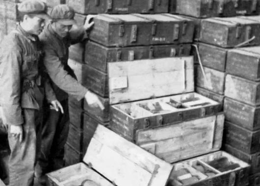 1931年，一位车夫拉着一装满烂猪肠、烂羊肚的棺木送到根据地，战士们被熏得喘不过