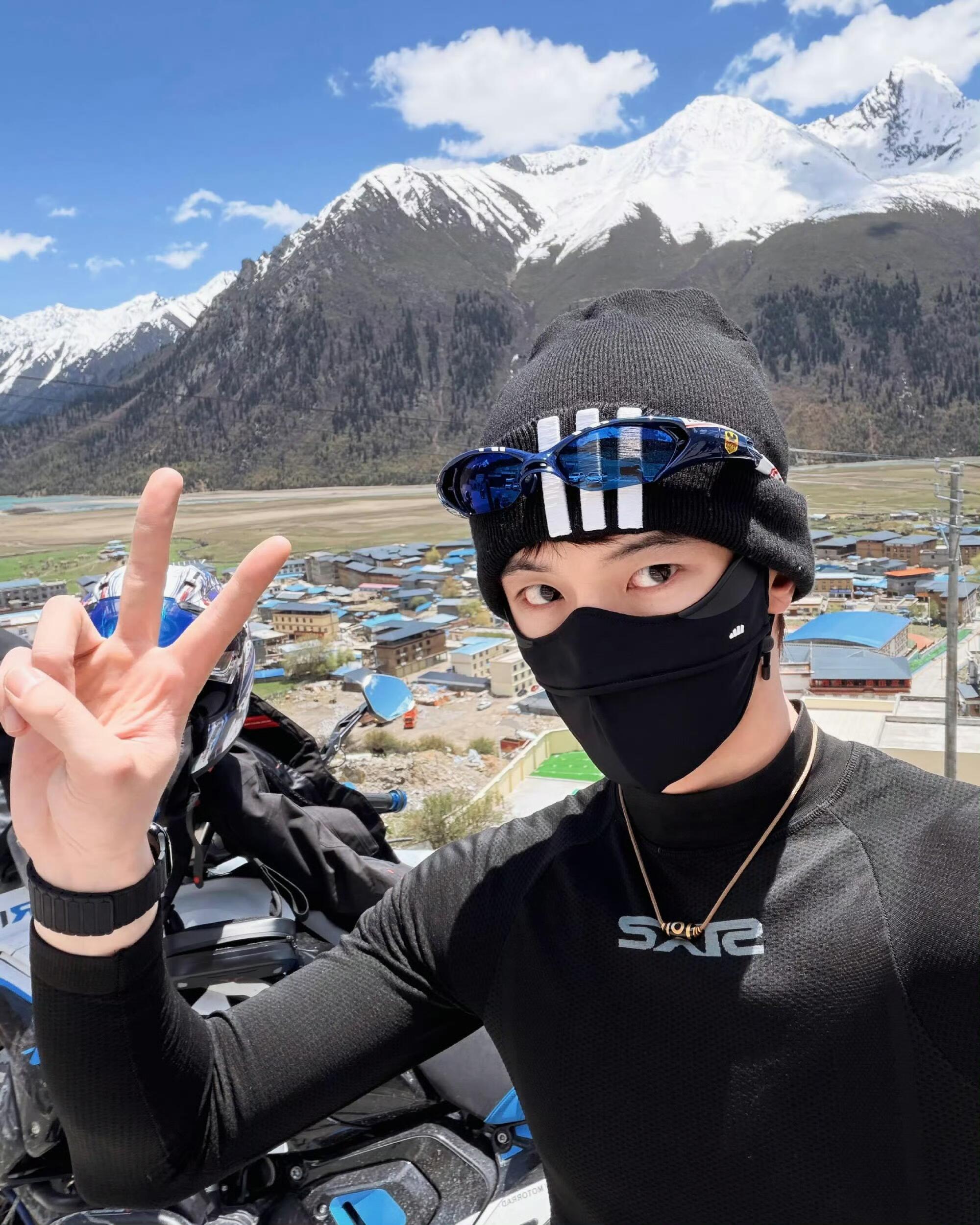 何与318vlog赶上了西藏文旅这波热度西藏文旅何与来参赛了 何与你小子是真会骑