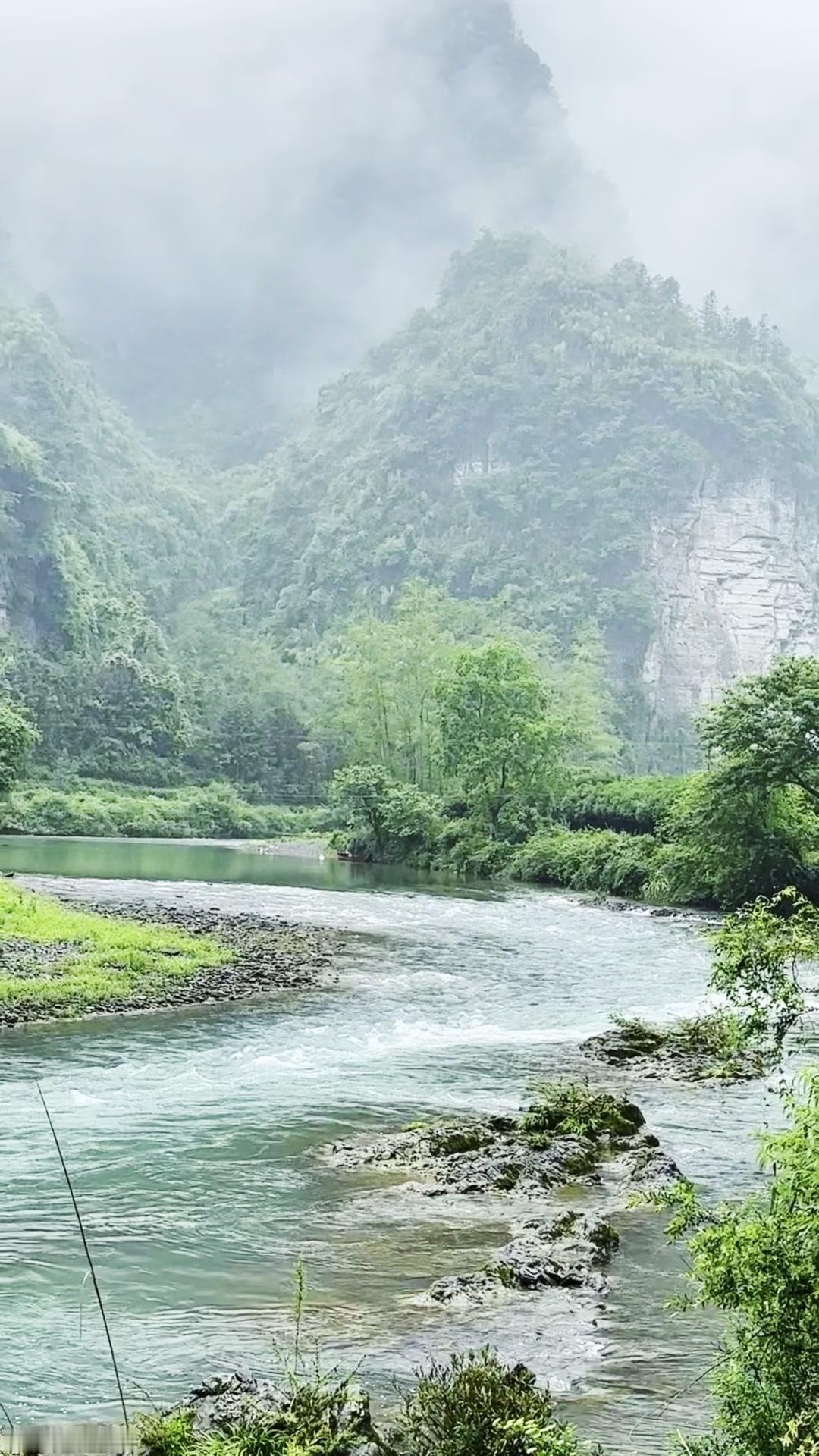 🌿找个有山有水的地方慢下来，不用做攻略赶行程，就安安静静坐着看山看水，风裹着山